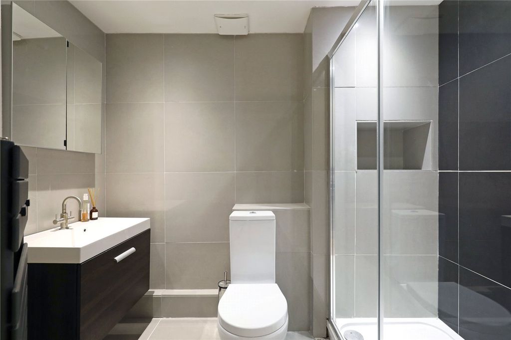 Property photo 2 of 11 Bathroom
