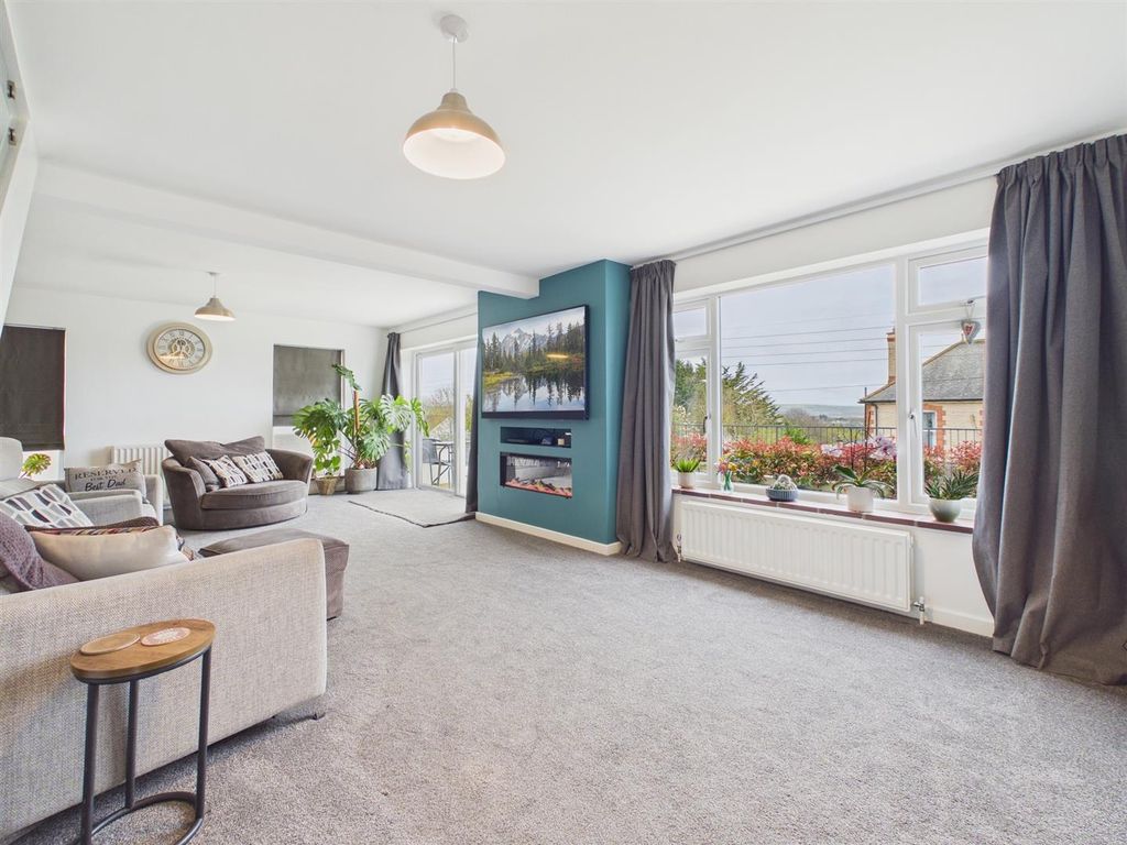 Property photo 2 of 28 Lounge