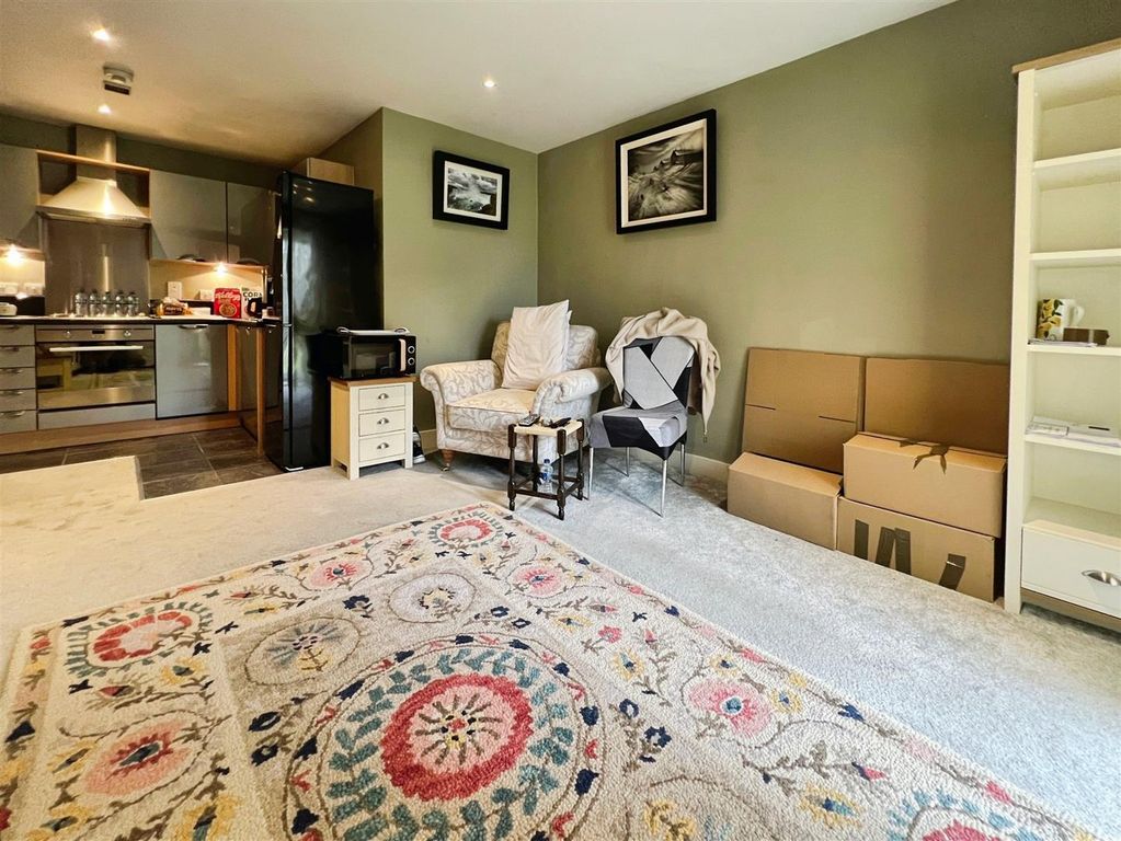 Property photo 3 of 14 Lounge