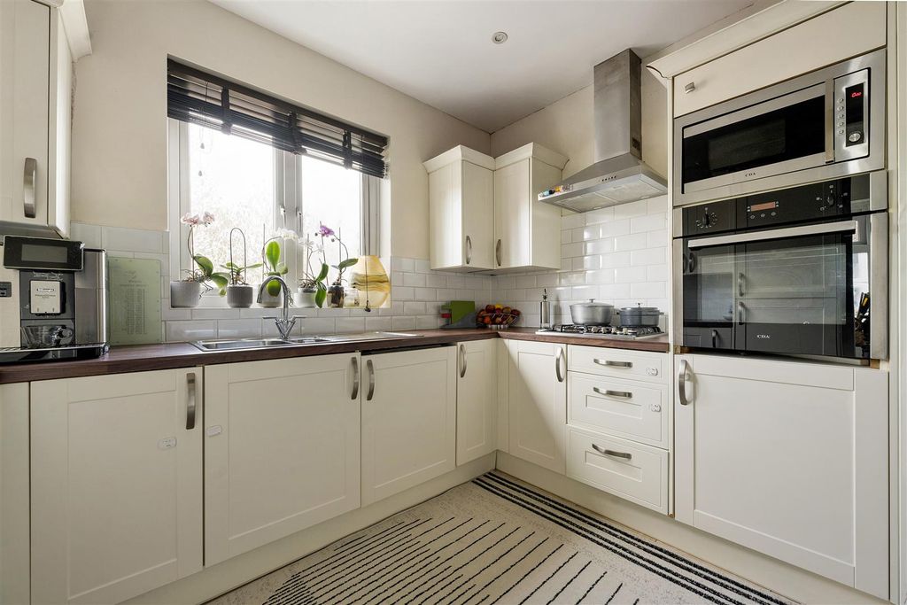 Property photo 3 of 24 Peel Road, E18