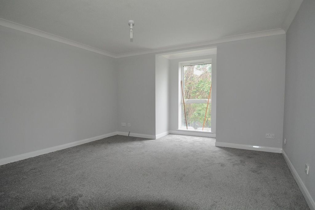 Property photo 3 of 7 Living Room