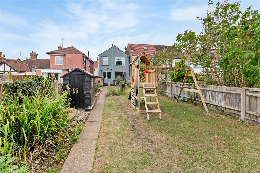 Property photo 2 of 12 Garden