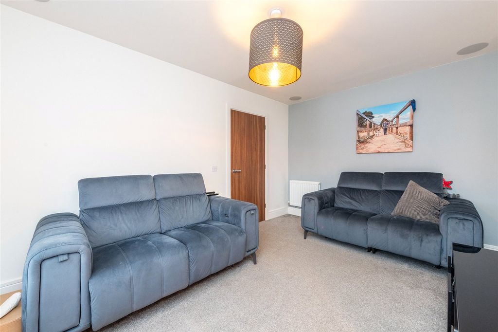 Property photo 3 of 34 Comrie Avenue 3