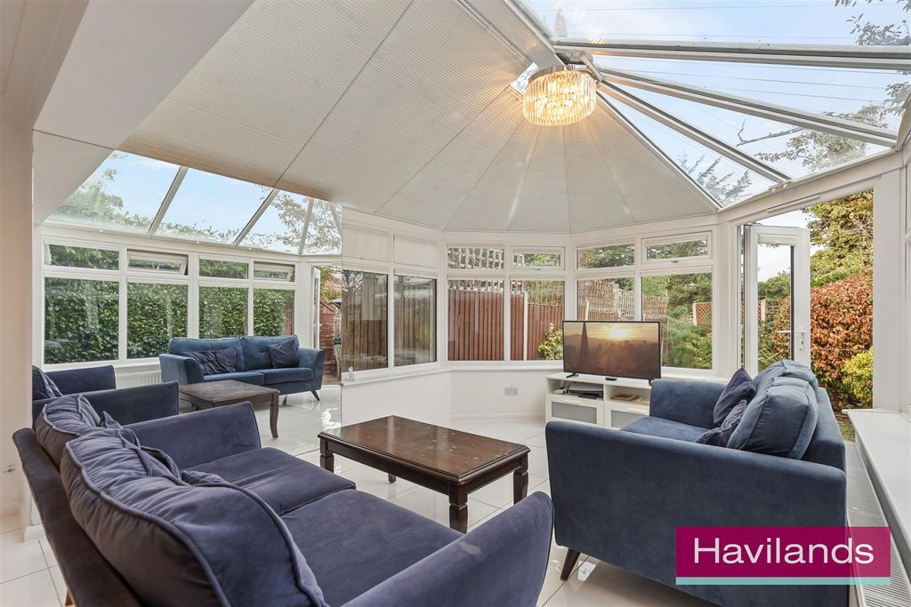 Property photo 3 of 12 Simpson Close-9.Jpg