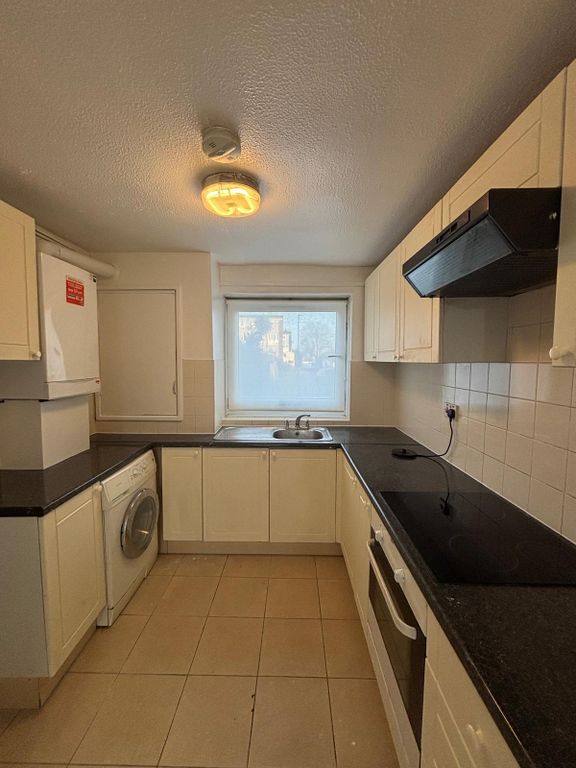 Property photo 1 of 12 Beautiful 3 Bedroom Ground Floor Flat.