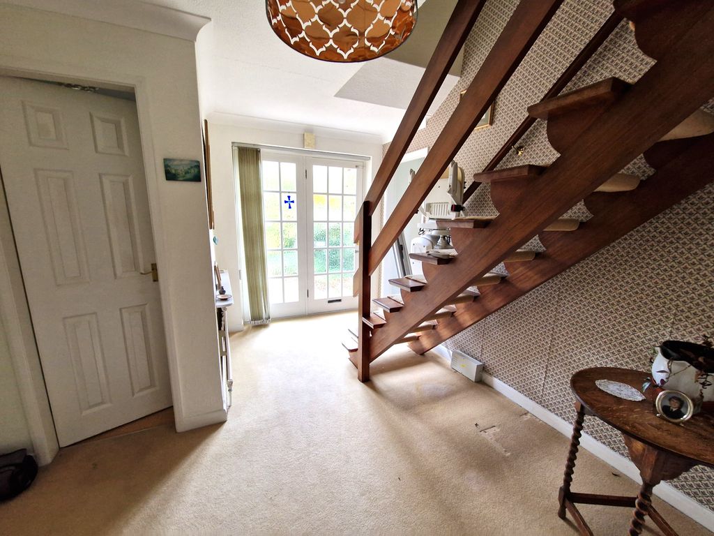 Property photo 2 of 10 Entrance Hall