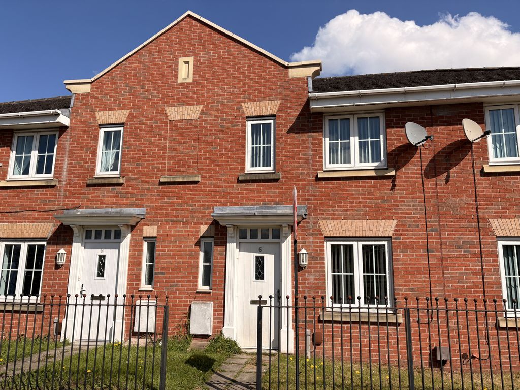 Property photo 1 of 13 Spacious 3 Bedroom House With En Suite Bathroom