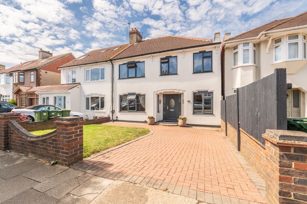 4 bed semi-detached house for saleStapleton Road, Bexleyheath, Kent DA7 photo 2