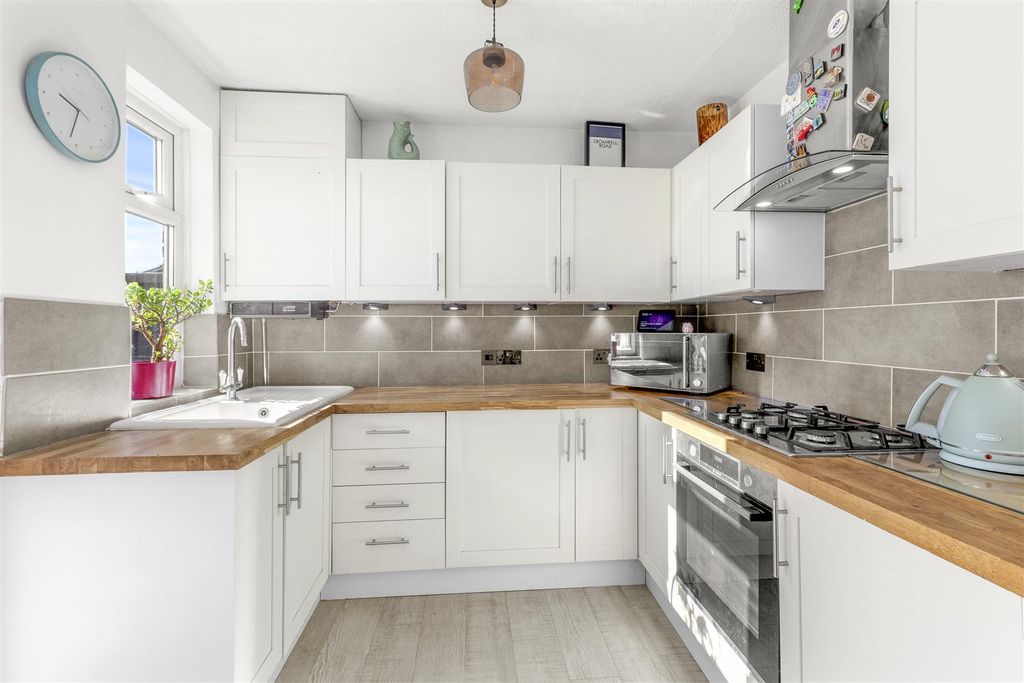 Property photo 2 of 16 18 Cromwell Road, Hp13 7An-8.Jpg