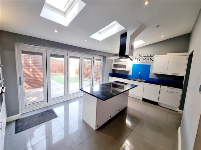 Property photo 3 of 20 Kitchen