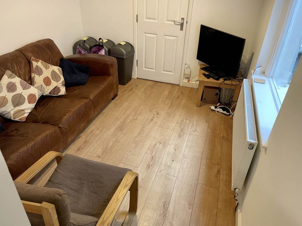 Property photo 3 of 11 Lounge 1