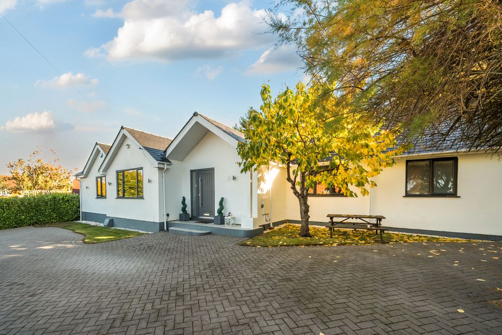 Property photo 1 of 25 4 Bedroom Bungalow For Sale