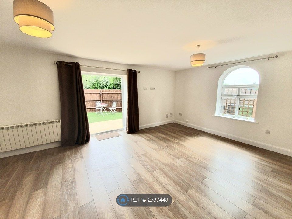 Property photo 3 of 8 Spacious Lounge