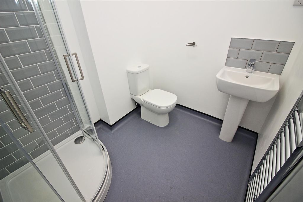 Property photo 3 of 7 Apt 4 72 Brookhill Street - Shower Room.Jpg