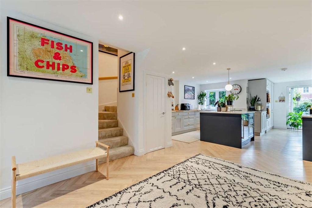 Property photo 2 of 25 Entrance Hallway