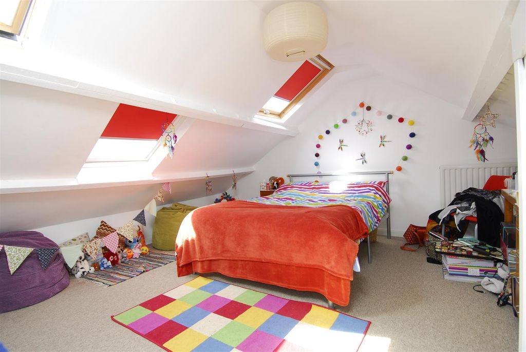 Property photo 2 of 9 48Kensingtonrd008.Jpg