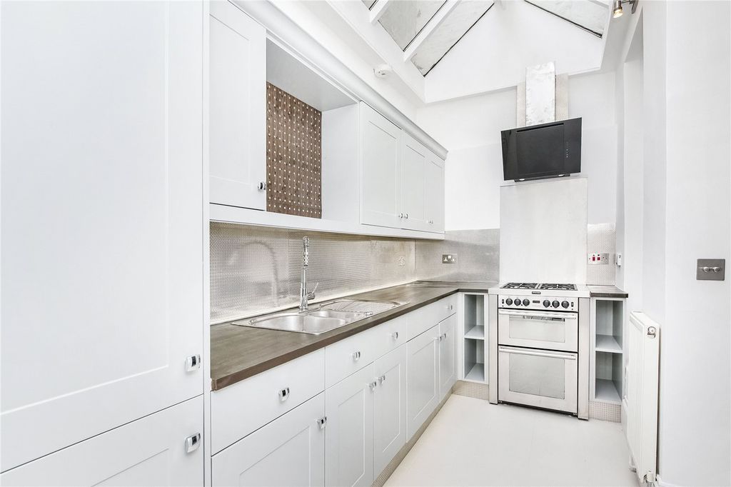 Property photo 2 of 9 Kitchen