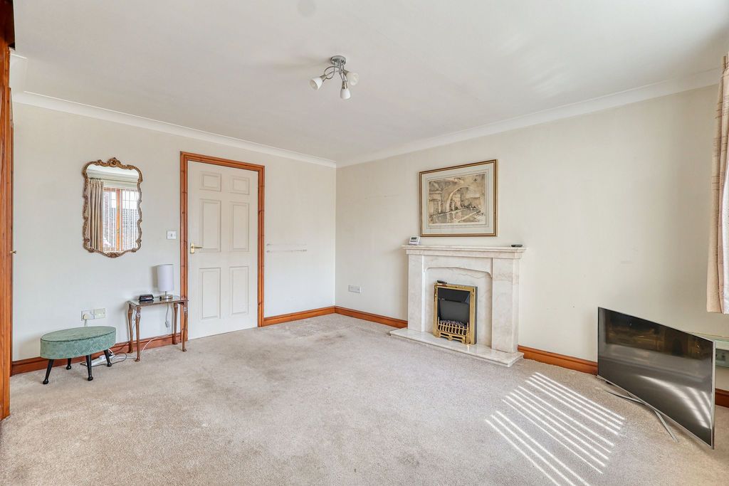 Property photo 2 of 11 Lounge