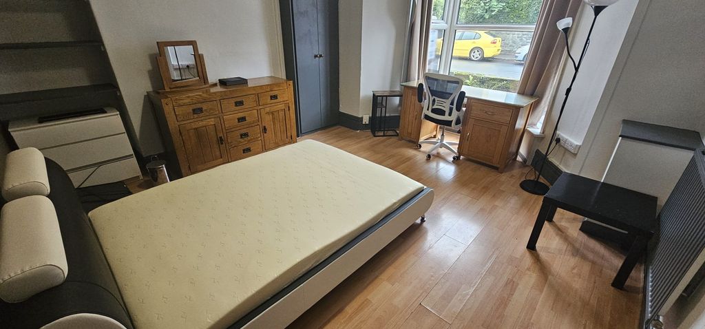 Property photo 1 of 7 35 King Edwards Road Bedroom 1