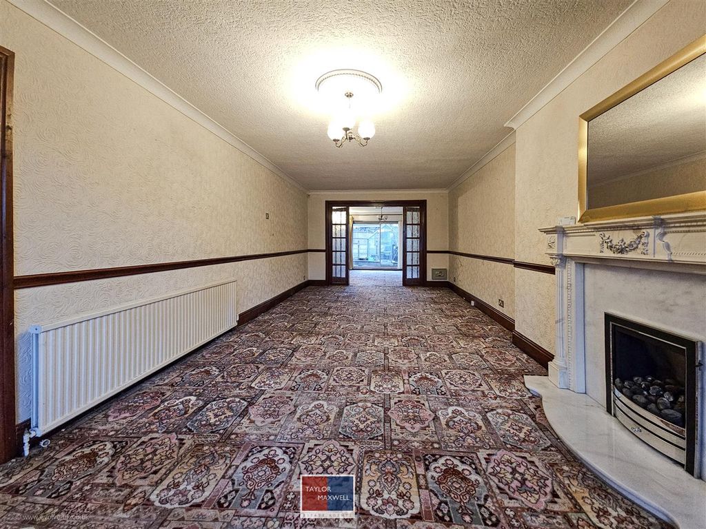 Property photo 3 of 20 Living / Dining Room