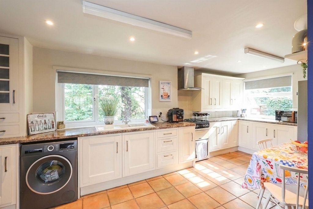 Property photo 2 of 33 Breakfast Kitchen