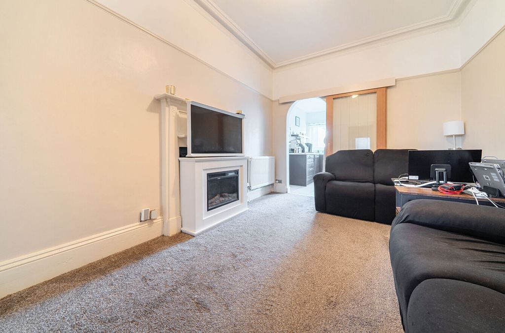 Property photo 2 of 10 1339866-7-689F004...
