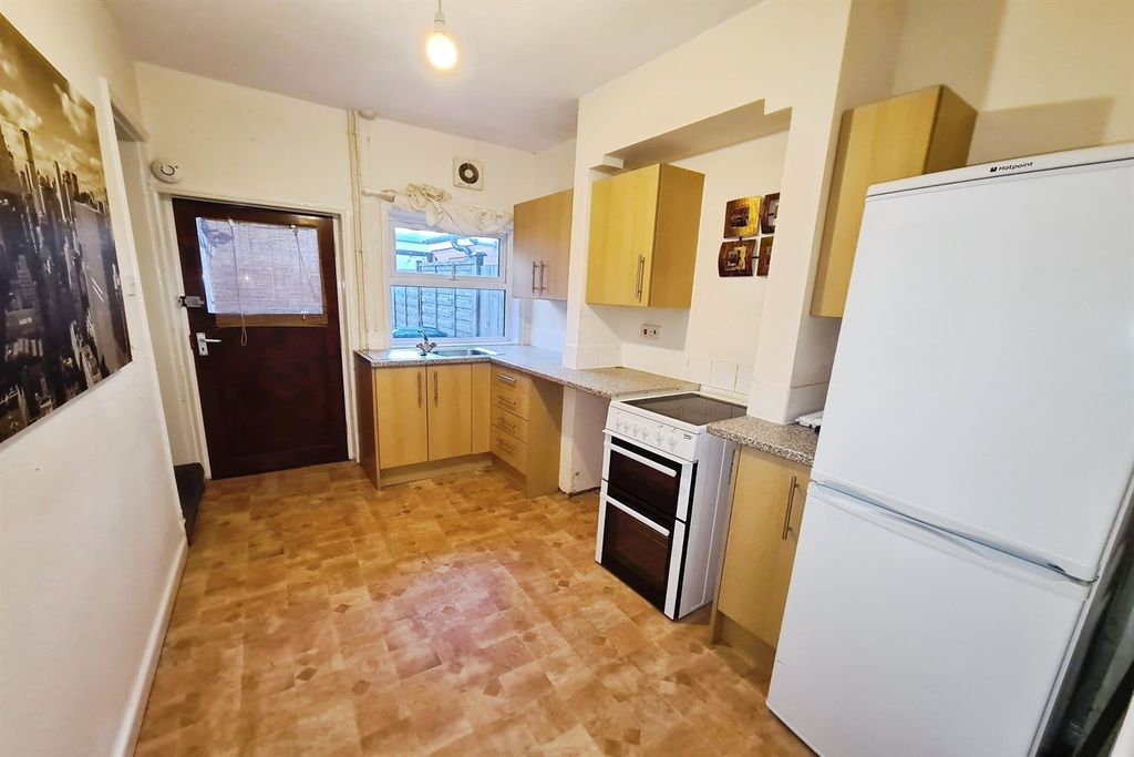Property photo 3 of 6 Kitchen