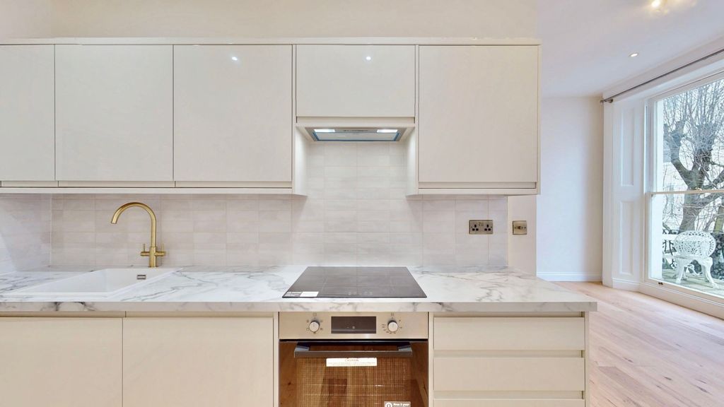 Property photo 3 of 23 Picture No. 11