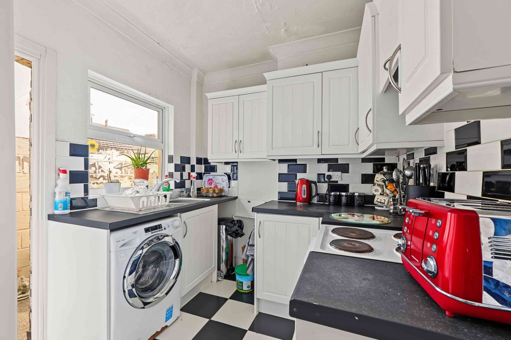 Property photo 3 of 8 Kitchen