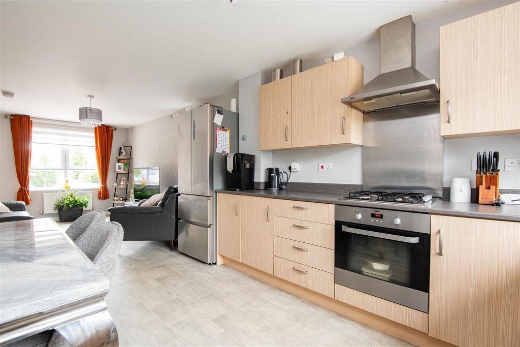 Property photo 3 of 17 Lounge &amp; Kitchen