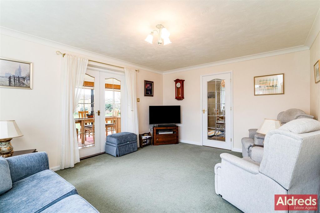 Property photo 2 of 20 2 Squires Walk (17).Jpg