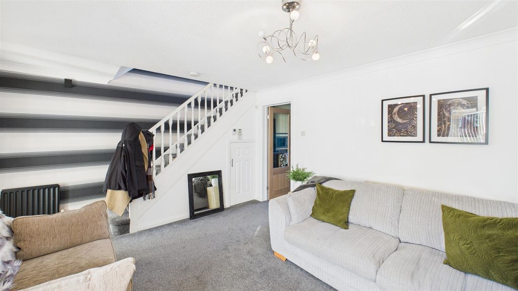 Property photo 3 of 13 Lounge