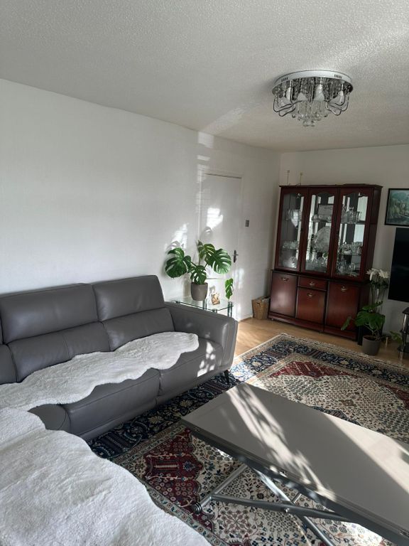 Property photo 2 of 18 Bright And Modern Reception Room 