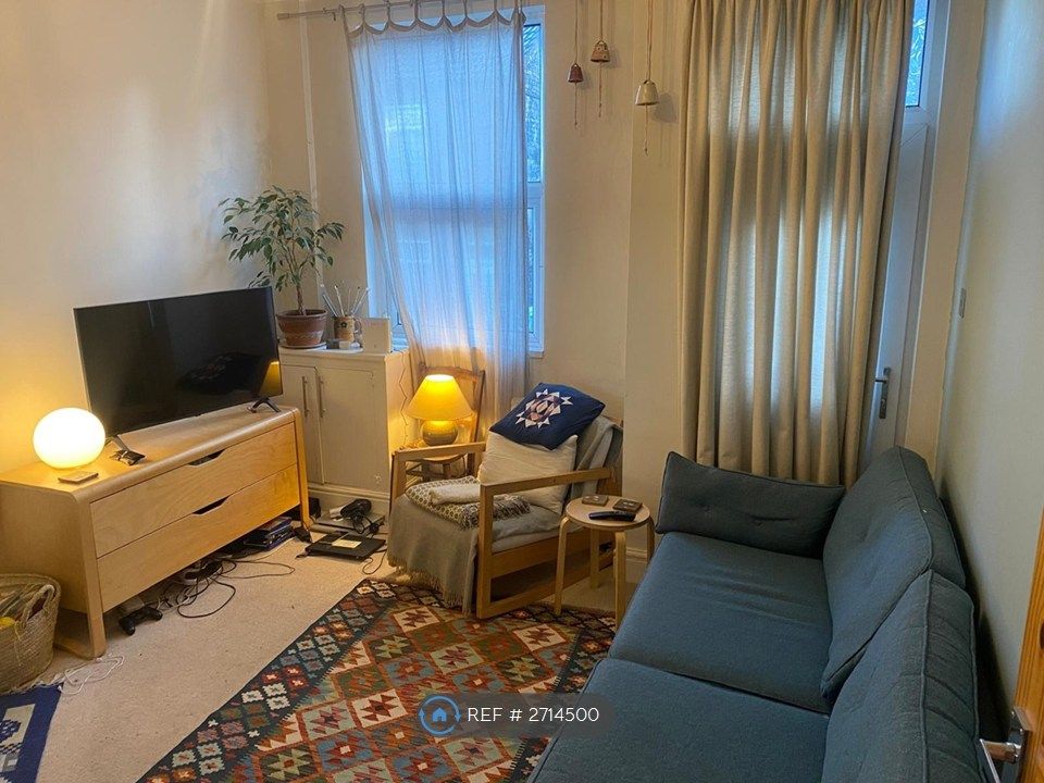 Property photo 2 of 15 Lounge