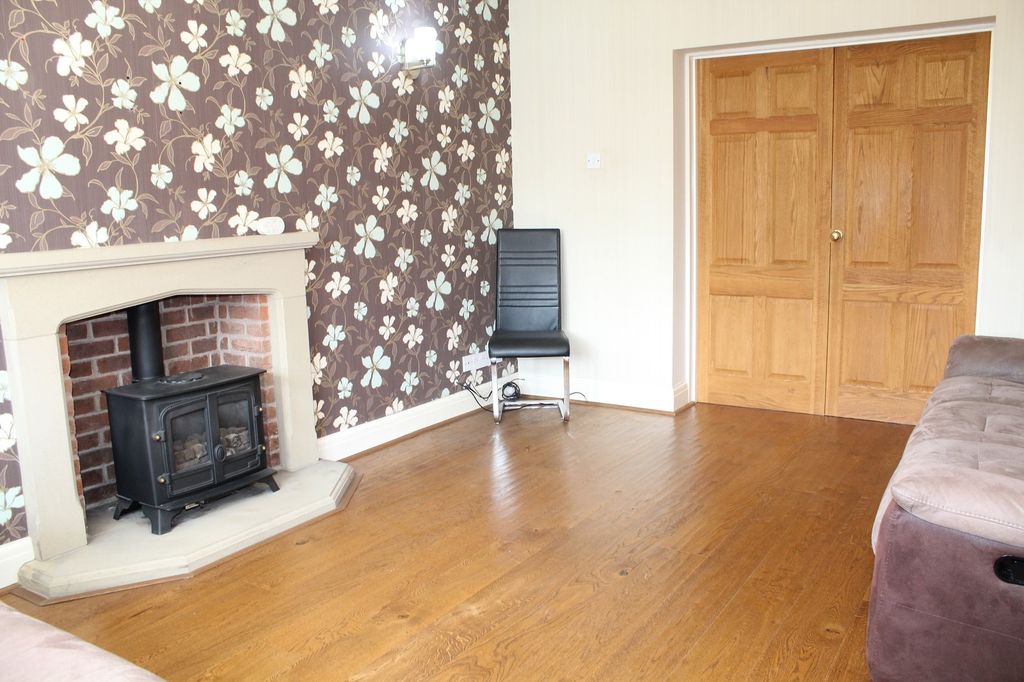 Property photo 3 of 17 Lounge Picture 2