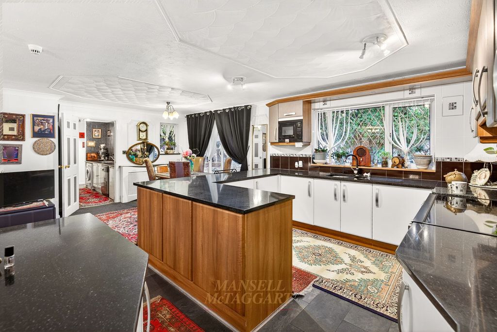 Property photo 3 of 27