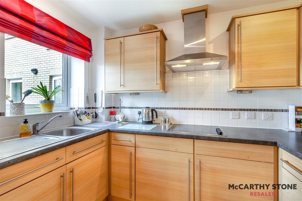 Property photo 3 of 8 8585174-Interior04.Jpg