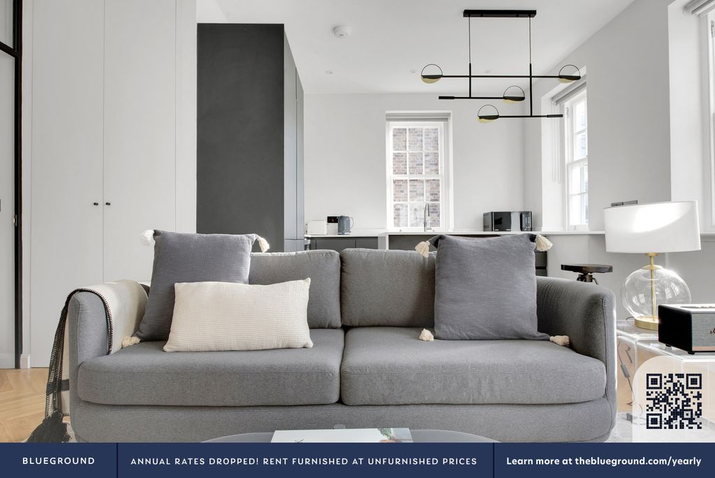 Property photo 3 of 20 Living Room