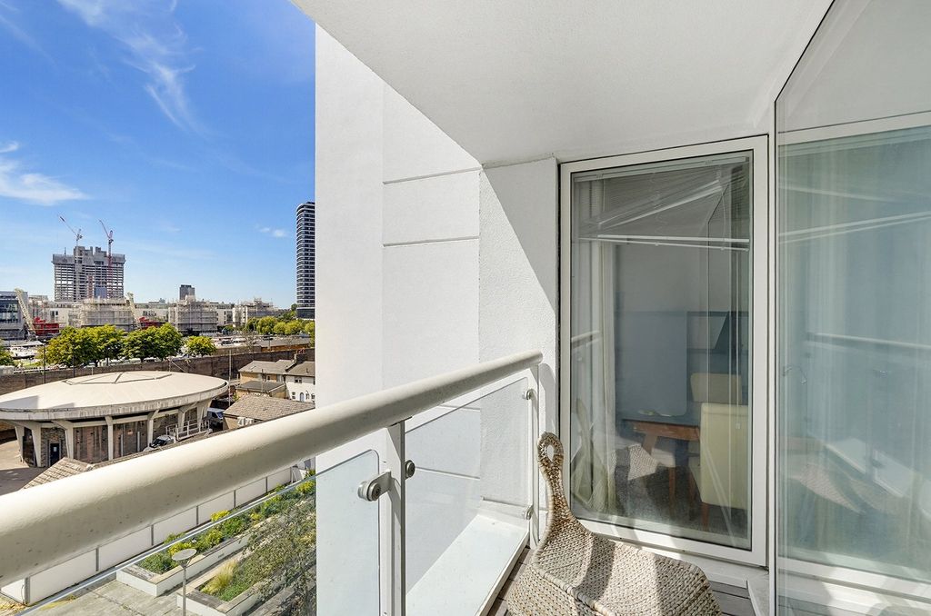 Property photo 2 of 16 Corona Building