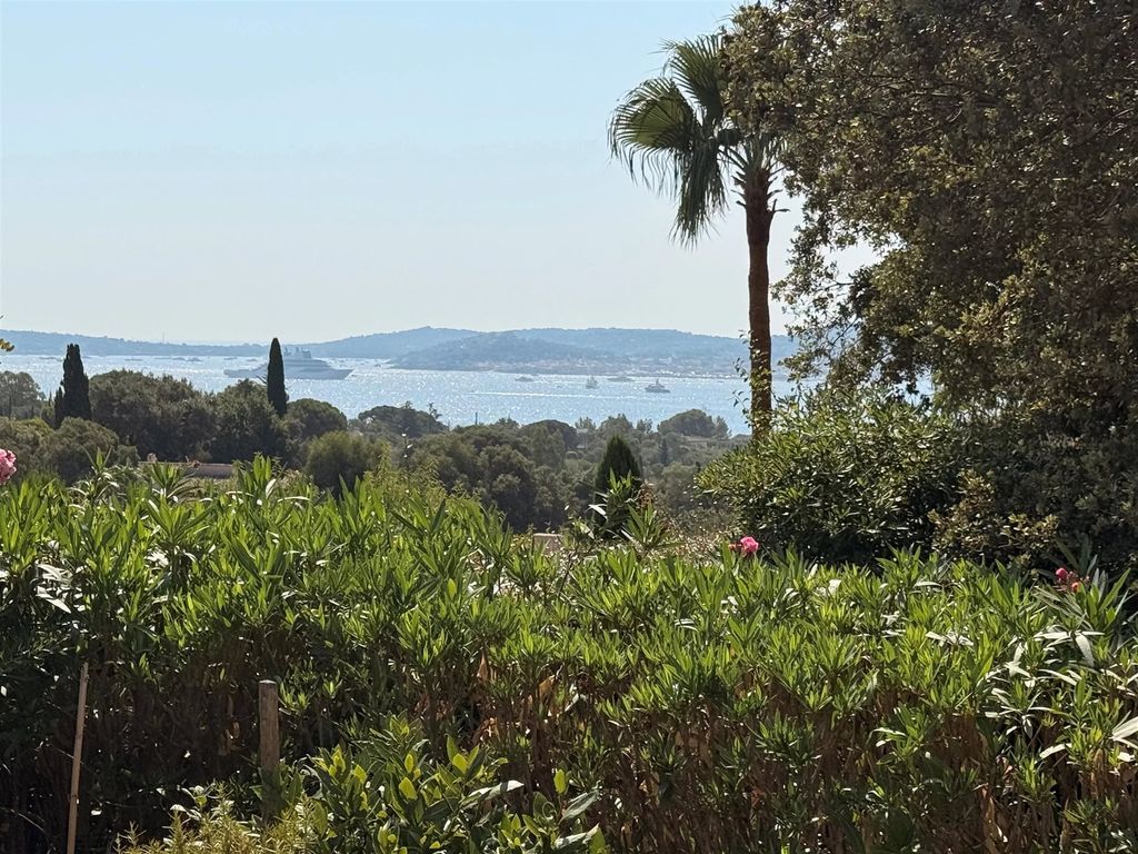 Property photo 1 of 7 Charming 3-Bedroom Villa With Pool And Sea View In Grimaud