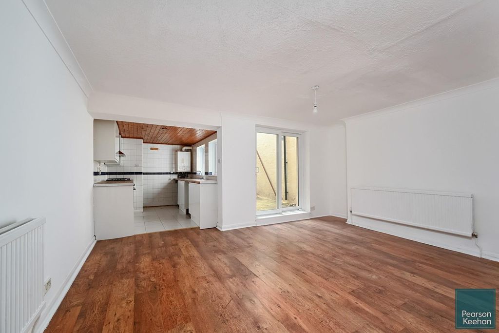 Property photo 2 of 17 Basement Flt. 13 Bedford Square, Bn1 (1).Jpg