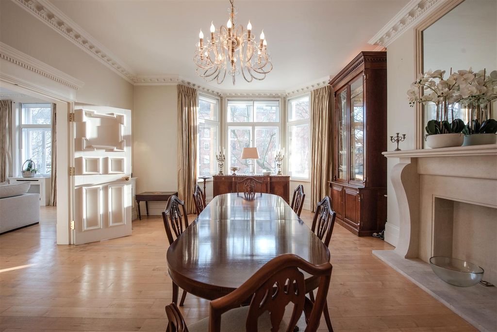 Property photo 3 of 9 21 Harley House 2696 Din1.Jpg