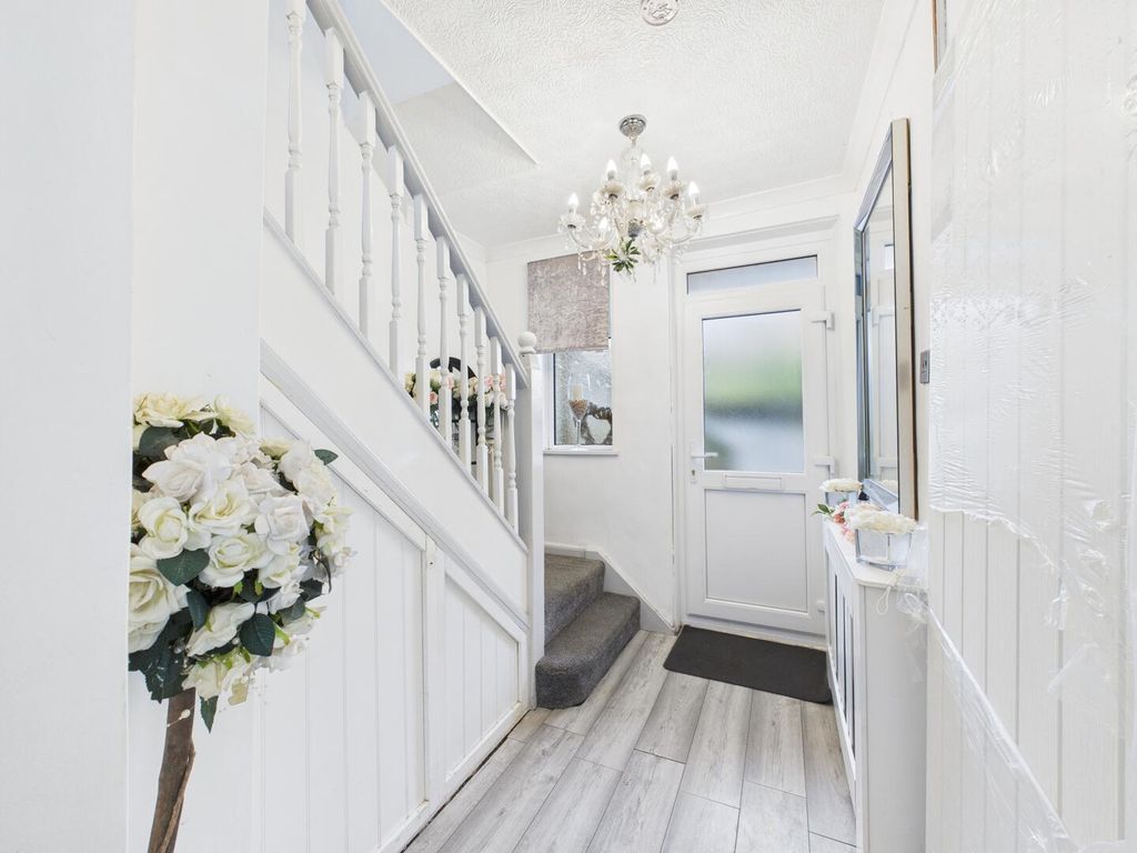 Property photo 2 of 21 Hallway