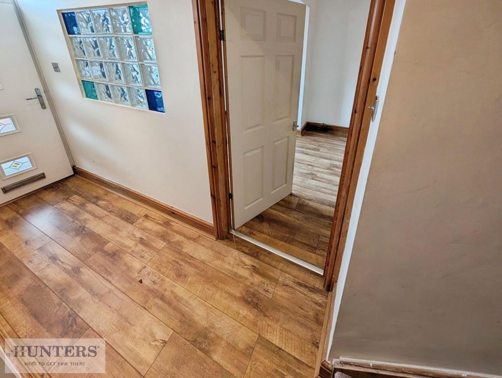 Property photo 3 of 17 Entrance Hallway