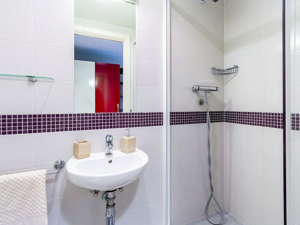 Property photo 3 of 6 Silver Studio 3