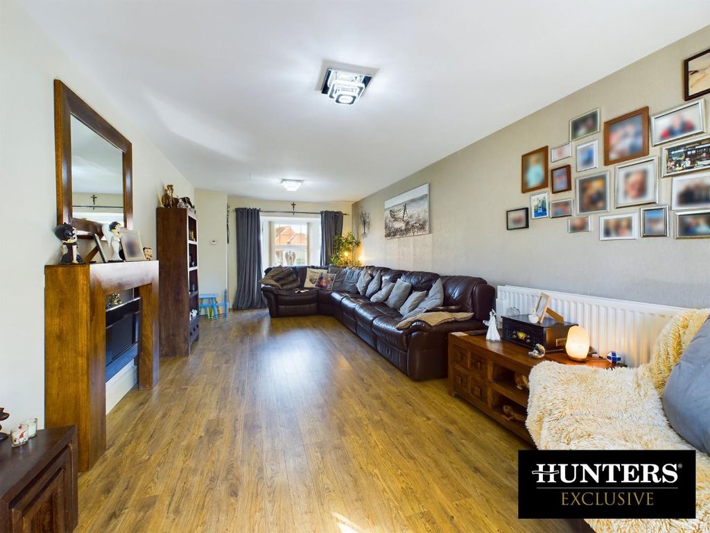 Property photo 2 of 24 Lounge