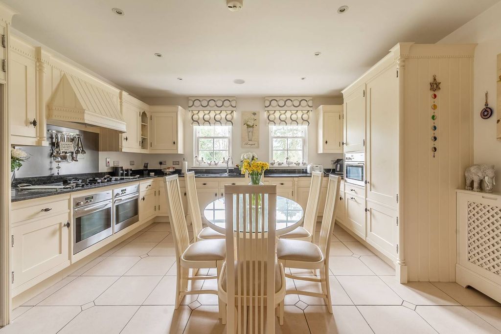 Property photo 3 of 27