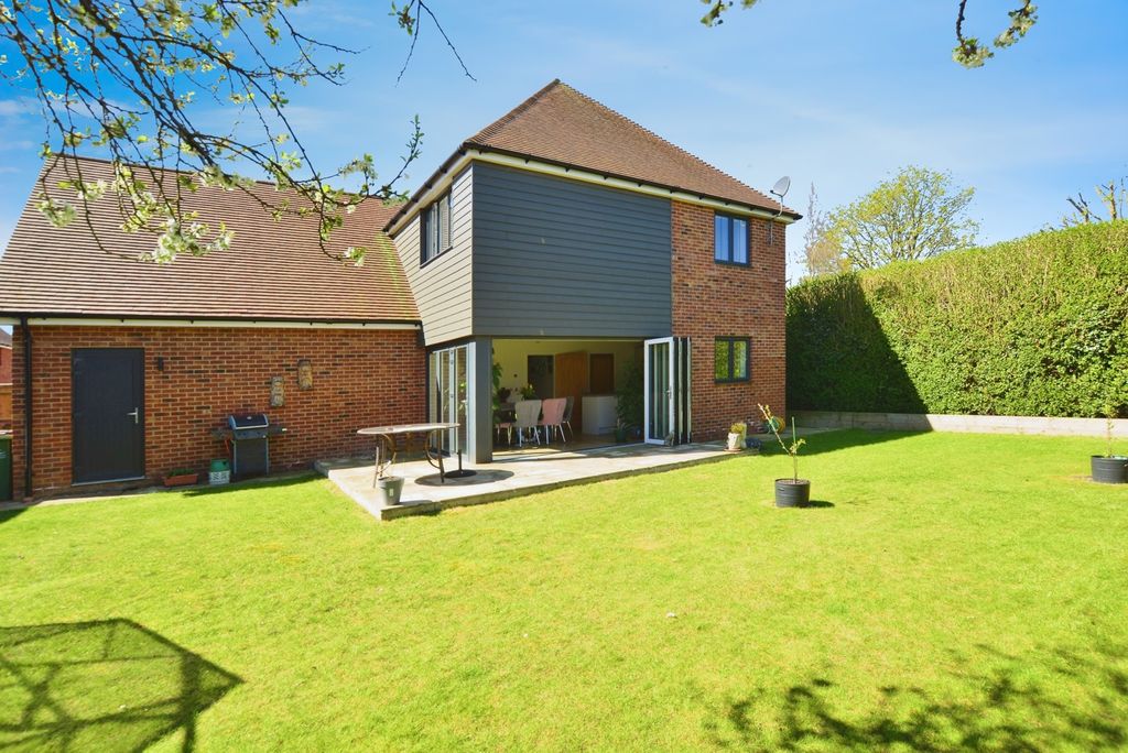 Property photo 2 of 17 Garden