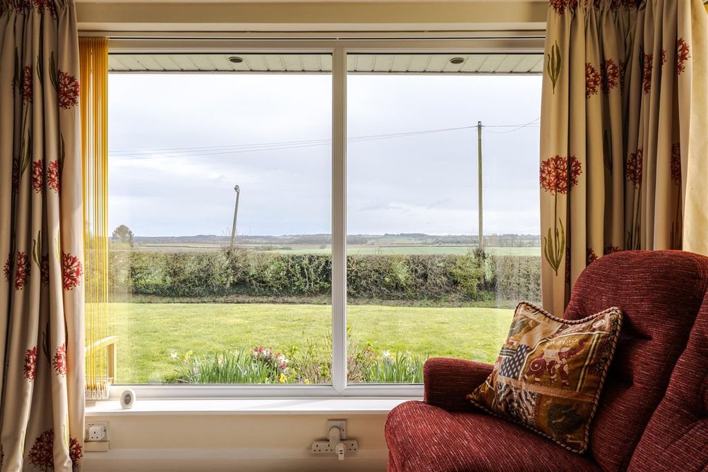 Property photo 3 of 32 Lounge/Diner