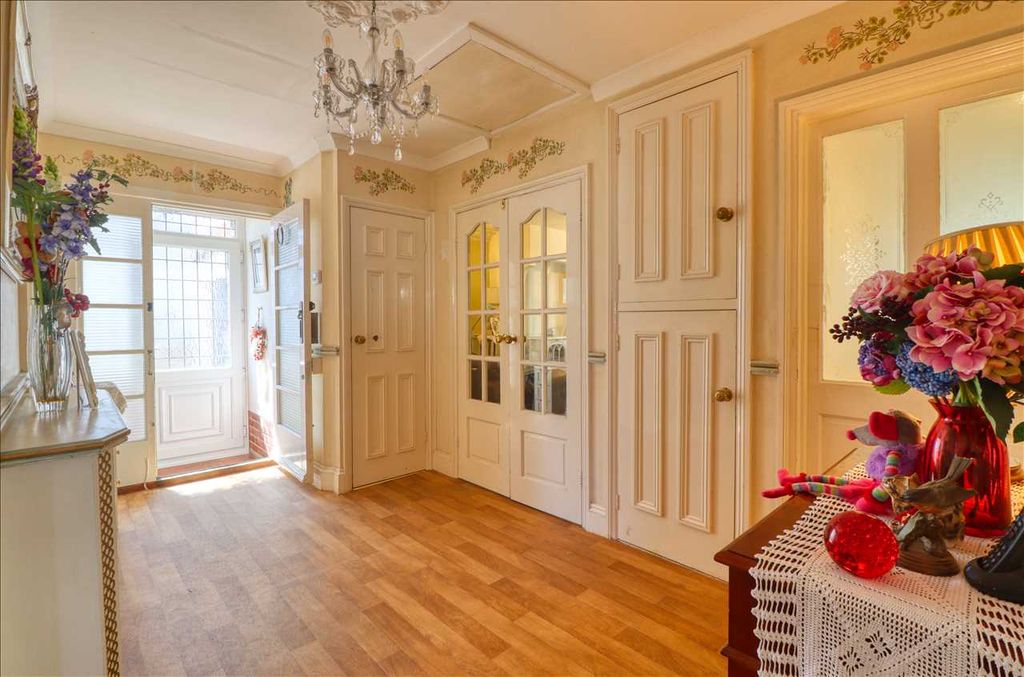 Property photo 3 of 23 Entrance Hall